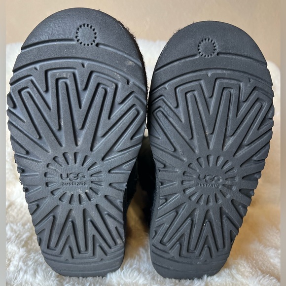 UGG Bailey Bow Boots - Picture 5 of 7